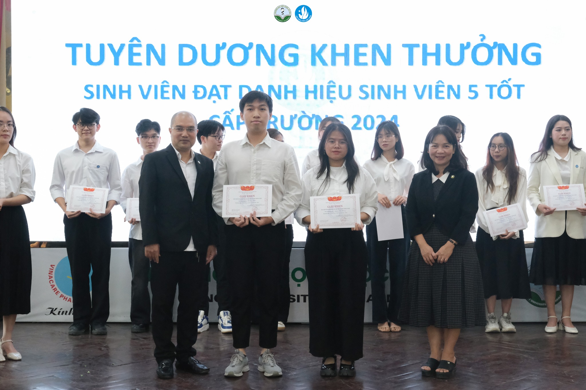 Ảnh 8. TS. Vũ Xuân Giang và ThS. Trần Thị Lan Hương trao thưởng cho các cá nhân đạt danh hiệu Sinh viên 5 tốt cấp trường năm học 2023-2024.